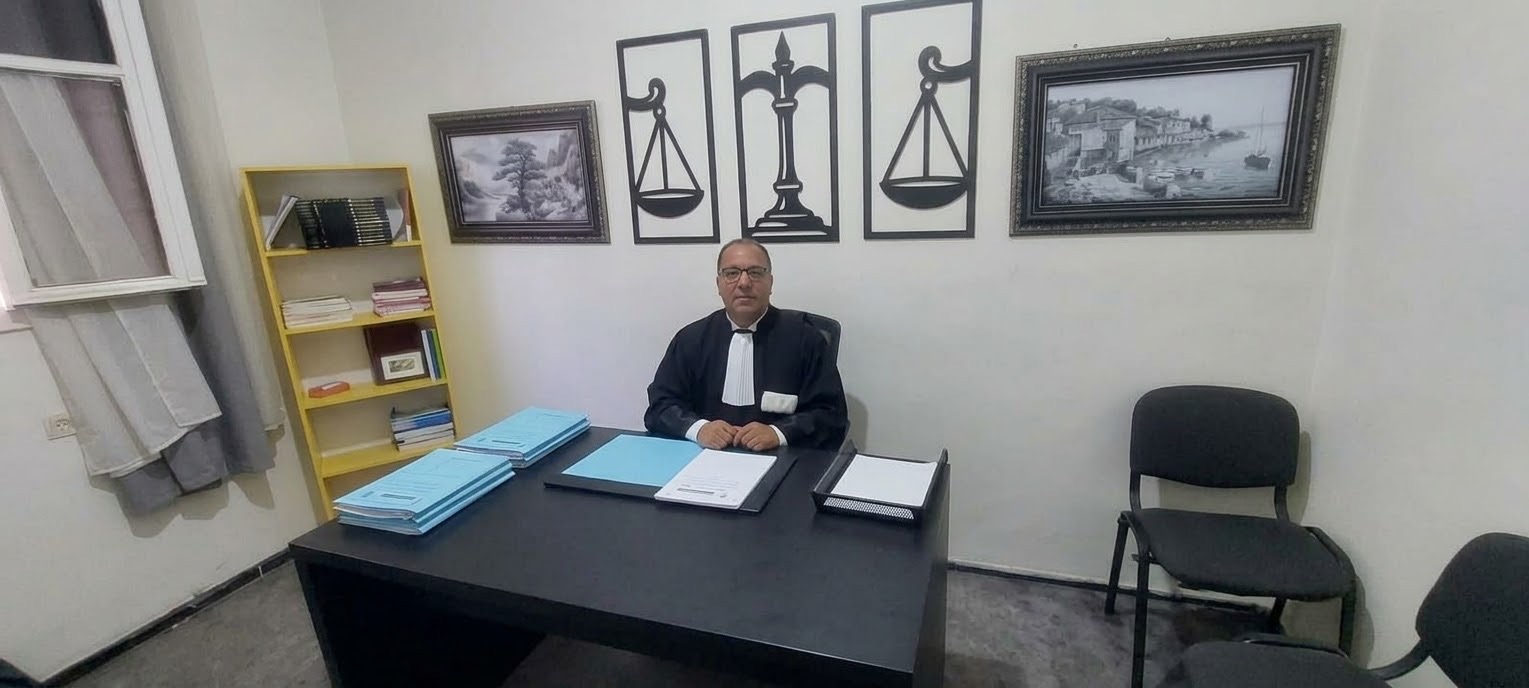 الأستاذ العروي عبد الرحيم ببذلة المحاماة في مكتبه بالجديدة
